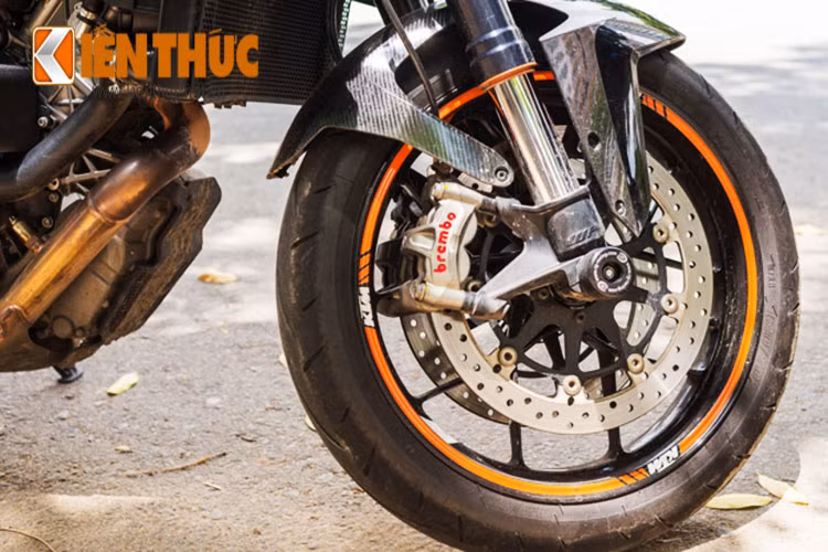 Xe được trang bị hệ thống phanh đĩa kép phía trước, đường kính 320mm, cùng cụm heo dầu Brembo. Nhờ hệ thống ABS trang bị sẵn, Super Duke 1290 R là một trong những cỗ máy an toàn nhất đối với người lái.