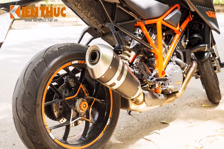 Xe được trang bị ống xả đơn to và ngắn, hai màu Cam và đen vẫn là chủ đạo. Mẫu xe mới vuốt góc cạnh thêm ở nhiều chi tiết, mang tới sự hiếu chiến hơn so với các mẫu Super Duke trước đó.