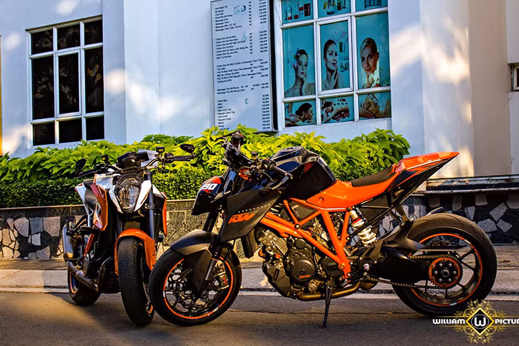 Thiết kế của 1290 Super Duke R dựa trên hình dáng chung của dòng xe đình đám Duke nhà KTM, nhưng nó đã được nâng cấp nhiều yếu tố cho xứng với vị thế của của một người anh cả của dòng naked-bike đình đám nước Áo.