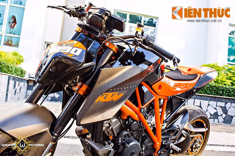 Về ngoại hình, 1290 R vẫn giữ nguyên thiết kế truyền thống của dòng Super Duke, như đèn pha nhỏ như trên các xe cào cào (dirtbike) của KTM.