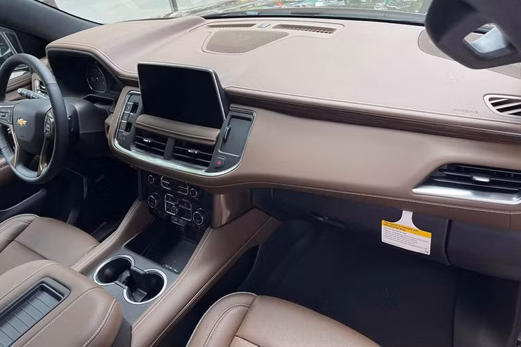 Chiều dài trục cơ sở của Suburban 2021 được kéo dài 4,1 inch và dài hơn 1,3 inch tổng thể. Nội thất xe trang bị cụm đồng hồ đo kỹ thuật số 12,3 inch mới được trang bị từ phiên bản LT trở lên. Bên cạnh đó, xe có tới 13 camera ngoại thất hỗ trợ người lái quan sát địa hình tốt hơn. Các phiên bản LT trở lên hiện có Google Assistant, Google Maps và Google Play. 