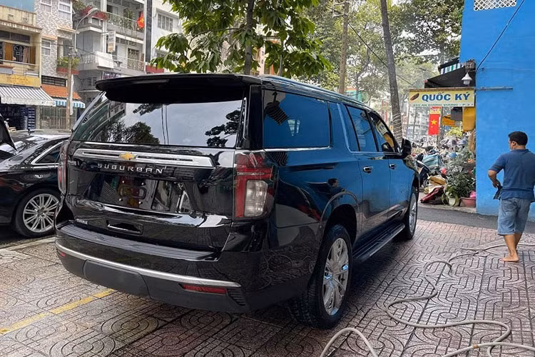 Chevrolet Suburban 2021 mới có lưới tản nhiệt kiểu mới, đèn pha ăn khớp với lưới tản nhiệt, đèn định vị LED thiết kế uốn lượn. Ngoài bộ mâm mới, thân xe dường như không có sự thay đổi đáng chú ý nào. Đuôi xe cũng chỉ có một chút thay đổi nhỏ. Cụm đèn hậu kiểu mới nhưng vẫn có cấu trục quen thuộc, nẹp kim loại mạ chrome chính giữa. 