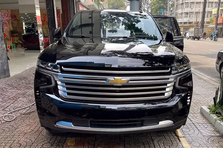 Bên cạnh đó, tính năng an toàn Buckle to Drive cũng là trang bị tiêu chuẩn, bắt buộc người lái và hành khách phía trước phải cài dây an toàn trước khi xe lăn bánh. Giá xe Chevrolet Suburban 2021 chưa được công bố, xe về Việt Nam theo diện nhập khẩu tư nhân. Tuy nhiên tại thị trường Mỹ chiếc SUV này có giá khởi điểm khoảng 80.000 USD.