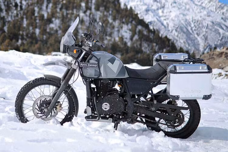 Mới đây, thương hiệu xe máy Anh Quốc thuộc sở hữu của người Ấn Độ Royal Enfield đã vừa ra mắt chiếc xe môtô Royal Enfield Himalayan Sleet - phiên bản đặc biệt mới của dòng adventure Himalayan trước đó.