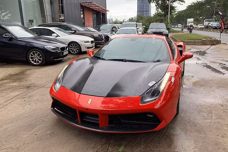 Mới đây, một garage chuyên sửa xe sang tại quận 7, TP HCM đã chia sẻ những hình ảnh mới nhất về chiếc siêu xe Ferrari 488 GTB của Tuấn Hưng sau khi không may gặp tai nạn vào 3 giờ sáng ngày 16/10/2018. Những hình ảnh này cho thấy, gần như chiếc siêu xe Ferrari 488 GTB của nam ca sĩ đã hoàn thành xong việc lắp ráp dàn áo của xe.