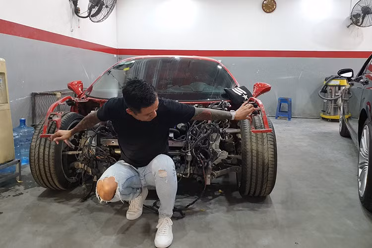 Tuấn Hưng tậu siêu xe Ferrari 488 GTB màu đỏ vào tháng 9 năm 2017, "siêu ngựa" này cũng xuất hiện trong một số dự án âm nhạc của nam ca sĩ Hà thành này. Ngoài ra, siêu xe đình đám ý này còn tham dự vào hành trình Car &amp; Passion 2018 cũng như cho người anh em là ca sỹ Lâm Vũ mượn rước dâu.