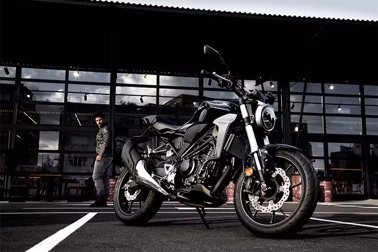 Honda Việt Nam vừa chính thức ra mắt mẫu naked-bike Honda CB300R mới cho thị trường Việt Nam. Như vậy, sự ra mắt của Honda CB300R đánh dấu chiếc Neo Sports Cafe thứ tư của hãng chính thức cập bến thị trường Việt, sau 3 mẫu CB1000R, CB650R và CB150R.
