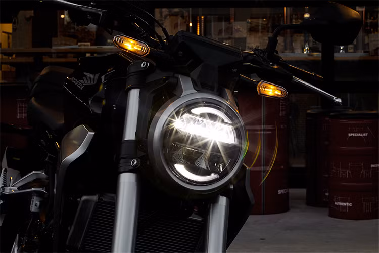 Về thiết kế, Neo Sport Cafe cỡ nhỏ Honda CB300R cũng được trang bị các hệ thống đèn chiếu sáng bằng LED hiện đại. Xe được trang bị bình xăng gồ ghề và cơ bắp cùng đuôi xe ngắn..., những chi tiết này mang đến vẻ ngoài hoài cổ và tối giản cho Honda CB300R mới.