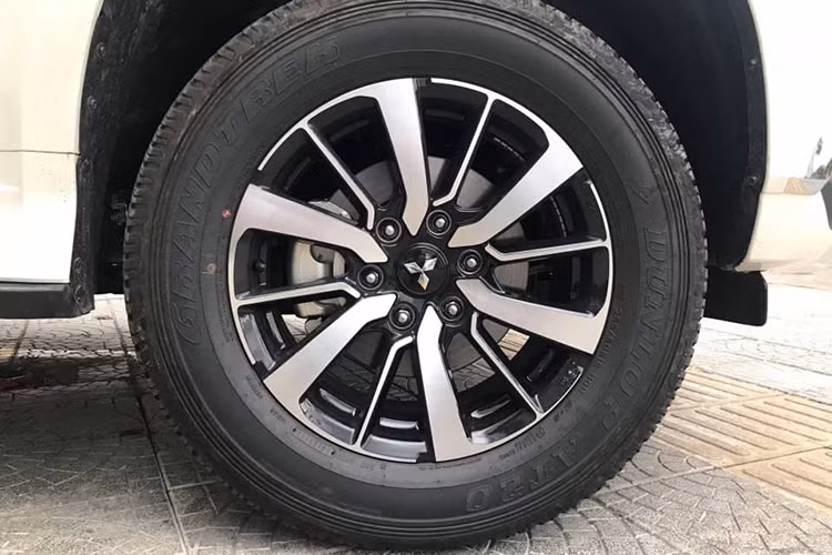 Đây cũng chính là khối động cơ được trang bị trên bản máy dầu số tự động trước đó của Mitsubishi Pajero Sport đang được bán ra tại thị trường Việt Nam. Tuy nhiên, trọng lượng không tải của phiên bản số sàn lại chỉ dừng ở 1.910 kg, nhẹ hơn 30 kg so với bản số tự động. 