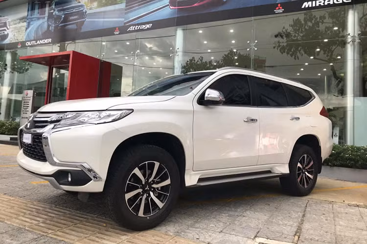 Theo chia sẻ của một nhân viên bán hàng tại đại lý ủy quyền của Mitsubishi, sang năm 2019 mẫu SUV 7 chỗ Pajero Sport sẽ được bổ sung thêm một phiên bản có mã hiệu là D4x2MT. Đây chính là phiên bản mới được trang bị máy dầu và hộp số sàn, bên cạnh 5 phiên bản đã có mặt trên thị trường Việt Nam trước đó của Mitsubishi Pajero Sport mới.