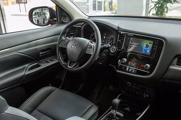Mitsubishi Outlander 2020 xứng đáng là mẫu xe đại diện cho gia đình, không gian nội thất với 5+2 chỗ ngồi, kích thước chiều dài lớn giúp Outlander có được nội thất rộng rãi hàng đầu phân khúc. Khả năng trượt 250mm, gập 60/40 của hàng ghế thứ 2 cùng hàng ghế thứ 3 có thể gập lại với tỷ lệ 50/50 giúp tăng dung tích hành lý khi cần thiết và có thể chứa những vận dụng lớn như hành lý, lều trại...