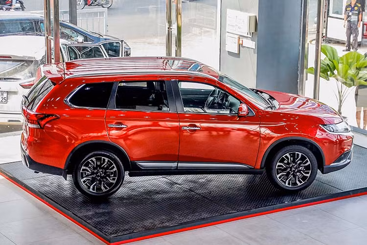 Crossover thế hệ mới Outlander 2020 được nâng cấp ngôn ngữ thiết kế “Dynamic Shield”, mang đến diện mạo mạnh mẽ, thể thao, trẻ trung nhưng vẫn giữ được chất lịch lãm đặc trưng của các mẫu xe Mitsubishi. Thân xe vẫn duy trì được bộ form như thế hệ trước. Những đường gân được Mitsubishi khéo léo đưa lên phần thân xe.