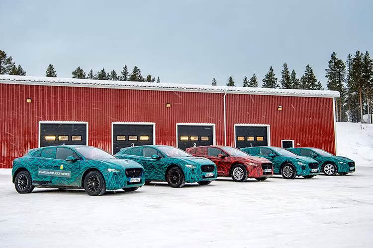 Mẫu xe điện Jaguar I-PACE hoàn toàn mới của thương hiệu xe sang Anh quốc vừa được hé lộ hàng loạt tính năng trên đường thử. Mẫu xe này sẽ chính thức được công bố vào ngày 1/3/2018 và ra mắt tại triển lãm Ôtô Quốc tế sẽ diễn ra tại Geneva từ ngày 6/3/2018.
