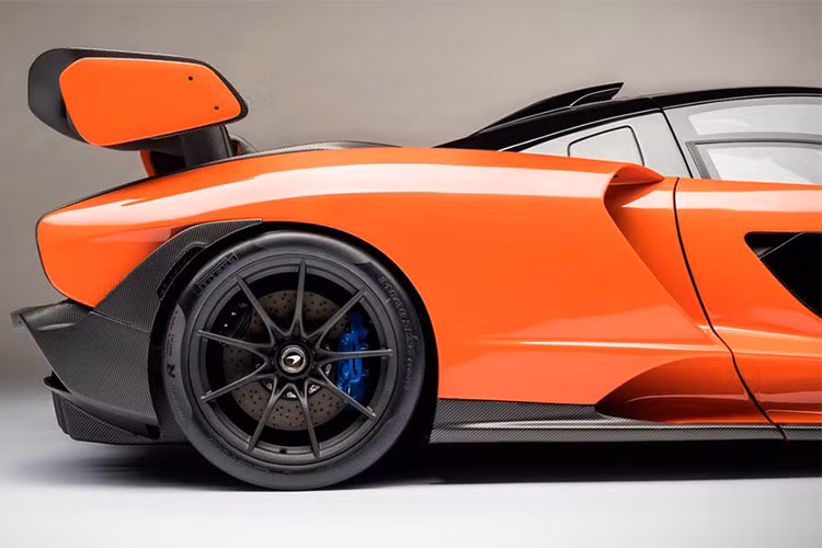 Bên ngoài chiếc McLaren Senna đồ chơi là màu sơn cam đặc trưng tương tự như siêu xe triệu đô nguyên mẫu. Các chi tiết như cánh lướt gió phía trước, bên hông, đuôi xe và cản va trước/sau đều từ vật liệu sợi carbon.
