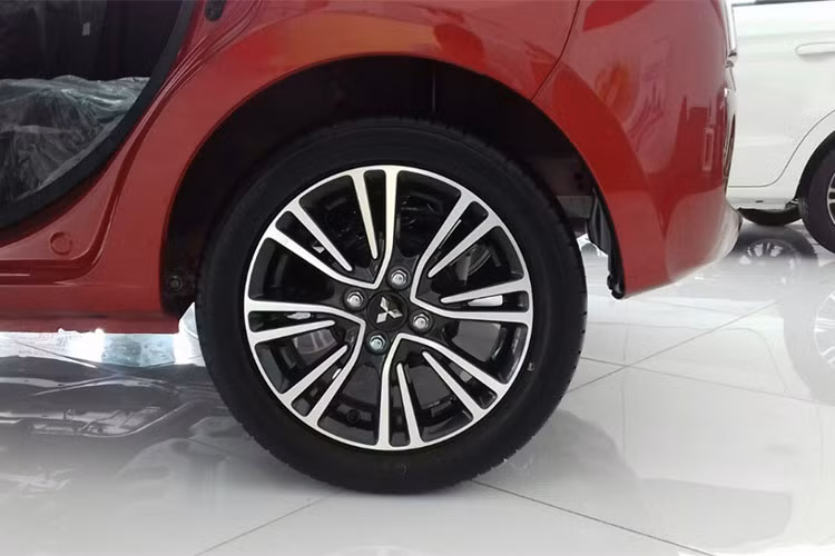 Là phiên bản nâng cấp vòng đời mới, Mirage mới vẫn được nhà sản xuất Mitsubishi giữ nguyên thiết kế tổng thể, nó chỉ được thay đổi nhẹ ở một số chi tiết. Cụm lưới tản nhiệt và cản trước đã được thay đổi hoàn toàn với các chi tiết viền crôm, nắp ca-pô với các đường gân mạnh mẽ hơn người tiền nhiệm.
