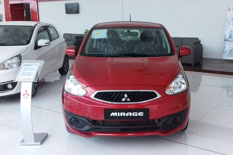 Cụ thể, mẫu xe ôtô gia đình cỡ nhỏ tiết kiệm nhiên liệu Mitsubishi Mirage MT Eco (phiên bản số sàn thấp nhất) tại thị trường Việt Nam vừa tiếp tục được giảm giá tới 25 triệu đồng trong tháng 5/2018, giúp giá bán xe hiện chỉ còn 345 triệu đồng nhằm cạnh trang với các đối thủ.