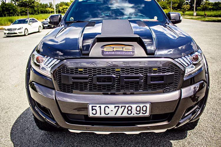 Ấn tượng đầu tiên của chiếc xế độ Ford Ranger Wildtrak Dark Knight chính là vẻ ngoài đồ sộ, hầm hố, dữ dằn của một chiếc xe bán tải địa hình. Với mầu sơn mới được chủ nhân trang bị - “đen từ đầu đến chân”, nó thực sự tạo dấu ấn với người đối diện ngay lần đầu gặp mặt.
