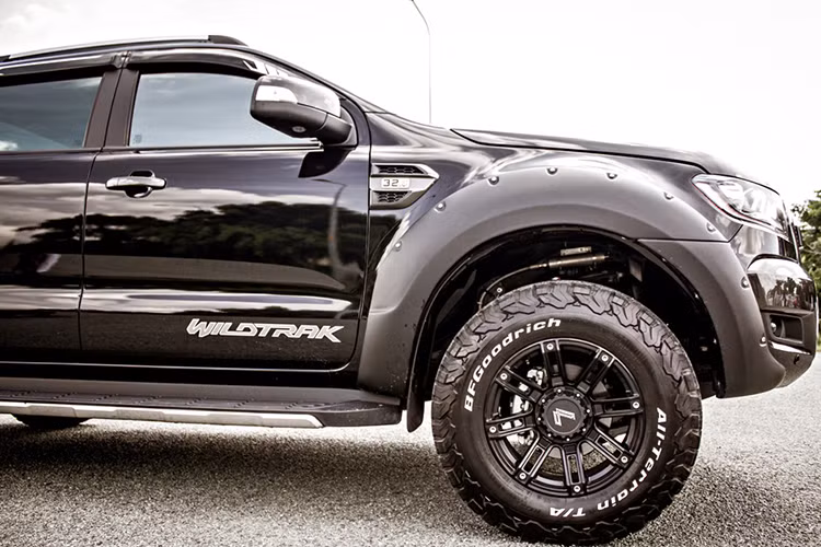 Ford Ranger Wildtrak nguyên bản đi kèm 2 tùy chọn động cơ là 2,4L I4 150 mã lực và 3,2L I5, công suất 200 mã lực, mạnh nhất trong phân khúc thời điểm hiện tại. Tuy nhiên trên bản độ này, nó đã được người chơi nâng cấp sức mạnh động cơ lên đến 249 mã lực.