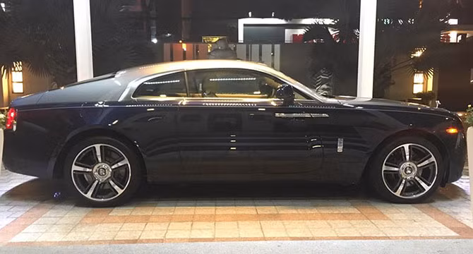 Bên cạnh đó, Wraith có hệ thống vệ tinh hỗ trợ hộp số mới. Hệ thống này sử dụng bản đồ vệ tinh và dữ liệu để giúp hộp số tự động ZF 8 cấp đoán trước lối rẽ, đoạn giao nhau hay đường vòng rồi chọn số thích hợp nhất. không gian nội thất của Wraith lấy cảm hứng từ mẫu Ghost cùng gỗ ốp Canadel mới.