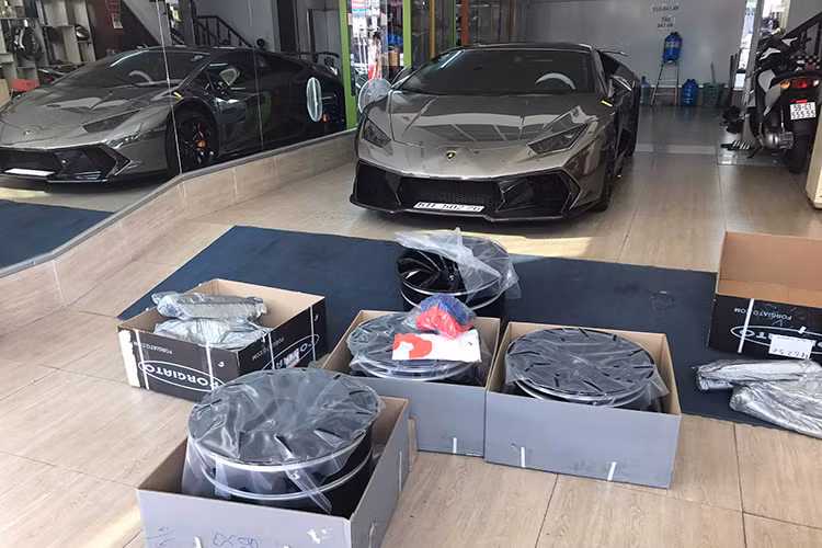 Ngoài việc trang bị bộ body kit độ Novara, siêu xe Lamborghini Huracan độ khủng này cũng được chủ nhân cho lên ống xả độ FI và ngoại thất khoác áo màu crôm. Đây cũng là màu sắc được các tay chơi trên thế giới rất ưa chuộng cho các siêu xe hay xe thể thao độ dữ dằn của mình bởi sự nổi bật và cá tính mỗi khi xuất hiện trên phố.