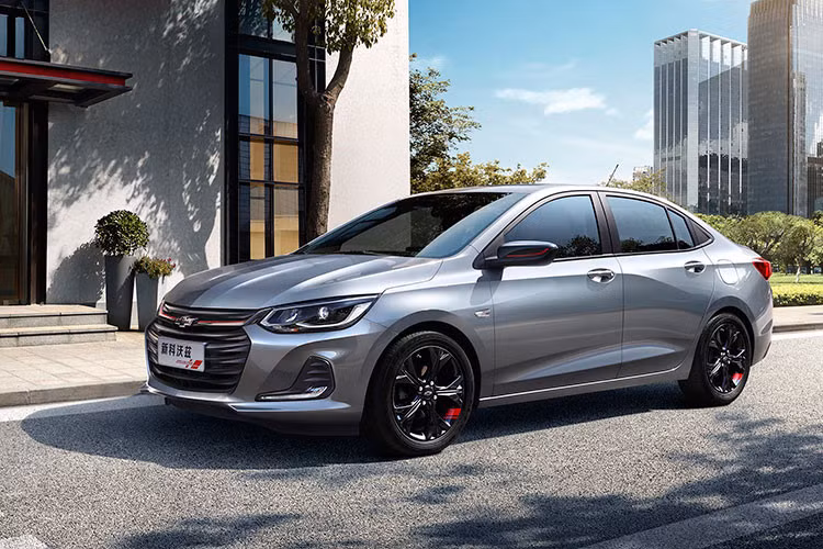 Tại tị trường Trung Quốc giá xe Chevrolet Onix Redline với 2 phiên bản đi cùng với mức bán ra từ 14.500 (tương đương 335 triệu đồng) và 14.900 USD (khoảng 344 triệu đồng). Sau Redline, các phiên bản khác của Onix sẽ được bổ sung trong những tháng tới.