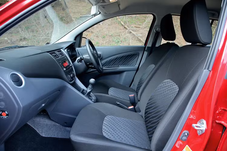 Suzuki Celerio được trang bị động cơ 3 xi lanh, dung tích 1.0 lít, công suất tối đa 68 mã lực và mô men xoắn cực đại 89 Nm, tích hợp công nghệ tự động tắt máy khi dừng xe giúp tiết kiệm nhiên liệu và giảm lượng khí thải CO2. Trang bị an toàn trên xe bao gồm hệ thống trợ lực điện, 2 túi khí phía trước, cảnh báo cửa bằng âm thanh và dây đai an toàn ở ghế lái.