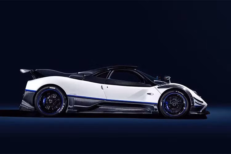 Dù là một phiên bản mới, tuy nhiên trên thực tế Zonda Riviera không phải là một chiếc xe mới hoàn toàn. Khi lần đầu tiên rời khỏi tổ hợp sản xuất của Pagani tại Ý, nó đã từng là một chiếc Zonda F màu vàng.