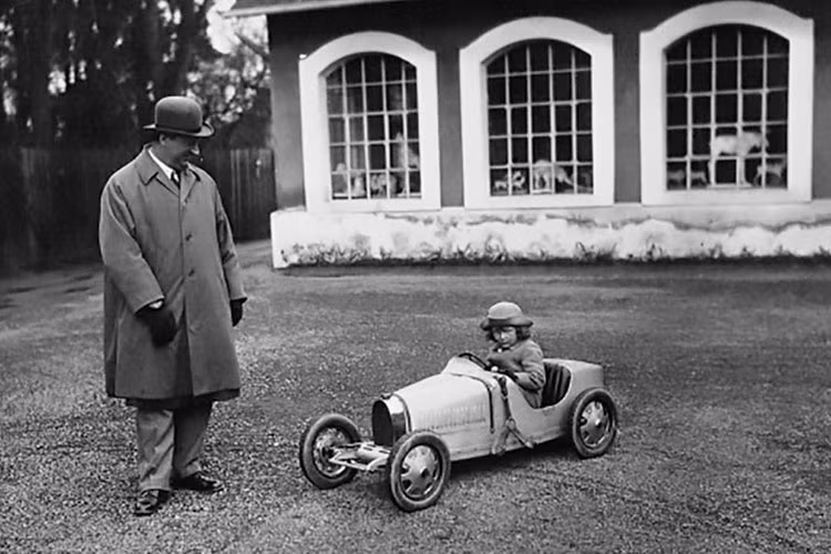 Được lấy cái tên siêu xe Bugatti Baby II, đây là một chiếc Bugatti nhỏ con nhất và giá cả phải chăng nhất mà bạn có thể mua và lái hàng ngày. Nó được chế tạo dựa theo mẫu Type 35 và đóng vai trò một sản phẩm nối tiếp theo mẫu xe đồ chơi nguyên bản đã được bán từ năm 1927-1936 với khoảng 500 chiếc từng được chế tạo.