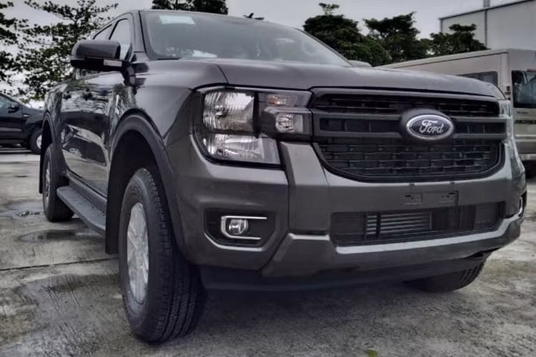 Mới đây, lại có thêm những hình ảnh chi tiết hơn của Ford Ranger 2022 bản Wildtrak cao cấp. Điều gây bất ngờ cho nhiều người chính là những trang bị tiện nghi và an toàn có trên "vua bán tải" này.