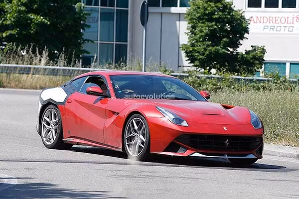Ferrari F12 Berlinetta bat ngo lo dien phien ban moi