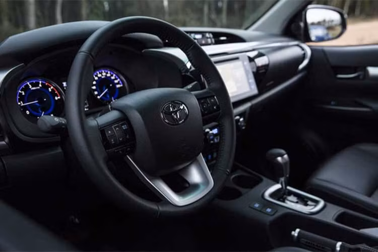 Phiên bản kỉ niệm 50 năm của mẫu xe bán tải Hilux cũng được trang bị nhiều phụ kiện tiện ích đi kèm. Theo Toyota châu Âu, chiếc xe khiến cho bất cứ ai gặp sẽ "ngay lập tức nhận ra đây là một chiếc xe phiên bản đặc biệt, nhưng vẫn đảm bảo để di chuyển hàng ngày".