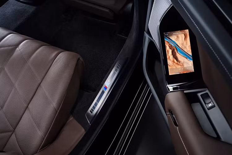 Tuy là xe bọc thép chống đạn nhưng BMW i7 Protection vẫn sở hữu nội thất rộng rãi và tiện nghi như phiên bản thường. Xe được trang bị hệ thống âm thanh Bowers &amp; Wilkins Diamond Surround Sound System với công suất 1.265 W và 28 loa tiêu chuẩn, hứa hẹn mang đến những bản nhạc chất lượng cao cho hành khách trong xe.