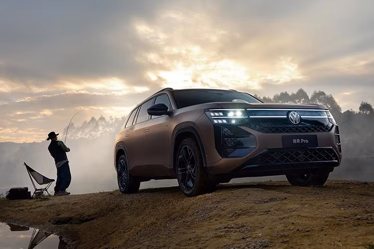 Volkswagen cũng tạo điểm nhấn với đường gân dập nổi sắc nét và khu vực cửa sổ được tinh chỉnh. Phía sau, xe SUV Volkswagen Teramont Pro 2025 được trang bị cánh lướt gió và dải đèn hậu LED dạng pixel ấn tượng.