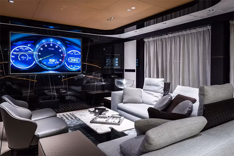 Tuy nhiên, điều ấn tượng nhất của chiếc siêu du thuyền GTT 115 mang phong cách Porsche Design này chính là ở sức mạnh ẩn bên trong khi được trang bị động cơ kép V12 đến từ MAN. Động cơ tạo ra công suất tối đa lên tới 1.627 mã lực, cho phép chiếc GTT 115 có khả năng di chuyển trên đại dương với tốc độ 21 hải lý/giờ (tương đương 39 km/h).