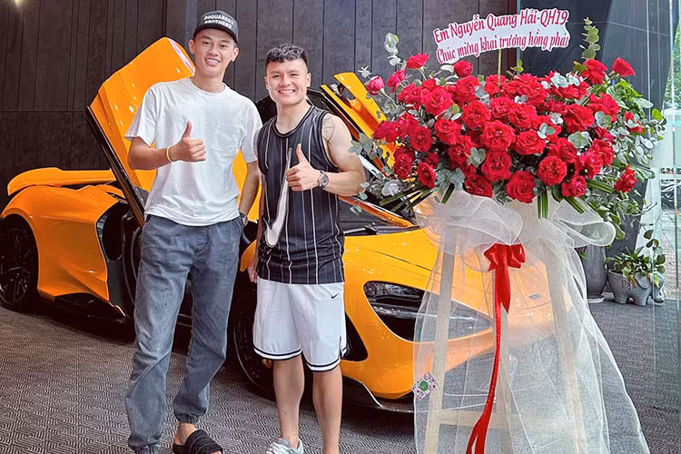 Đáng chú ý, trên trang cá nhân ngoài việc chia sẻ những hình ảnh chụp chung giữa Phan Công Khanh, chiếc McLaren 765LT và Quang Hải, tiền vệ tuyển Việt Nam còn viết "Anh Khanh bảo; Hải... quay xe!", khiến cho nhiều người hâm mộ cầu thủ này khá thích thú và đồn đoán liệu tiền vệ tài hoa của tuyển Việt Nam có sớm tậu một chiếc siêu xe McLaren?
