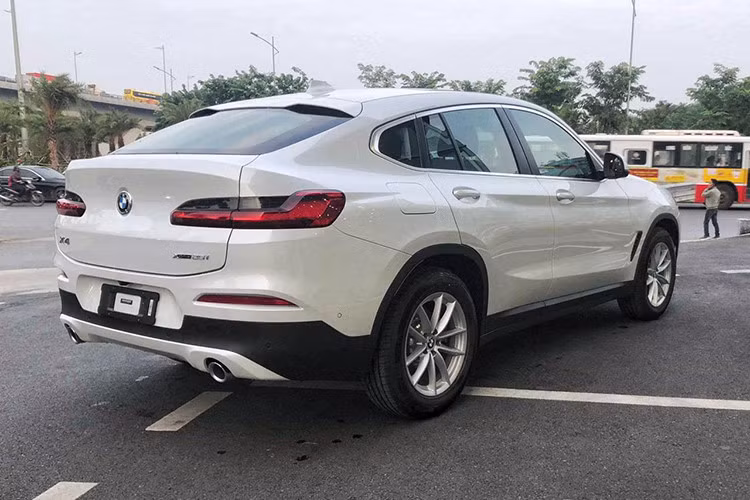 Tại thị trường quốc tế, BMW X4 hoàn toàn mới có 3 tuỳ chọn động cơ xăng và 4 lựa chọn động cơ dầu. Tất cả tuỳ chọn đều được trang bị hộp số tự động 8 cấp Steptronic và hệ dẫn động 4 bánh tiêu chuẩn. Ngoài ra, các model này cũng theo 3 phong cách khác nhau là xLine, M Sport và M Sport X. Giá xe BMW X4 2019 tại Mỹ từ 50.450 USD (khoảng 1,13 tỷ đồng ) và 60.450 USD (tương đương 1,36 tỷ đồng).