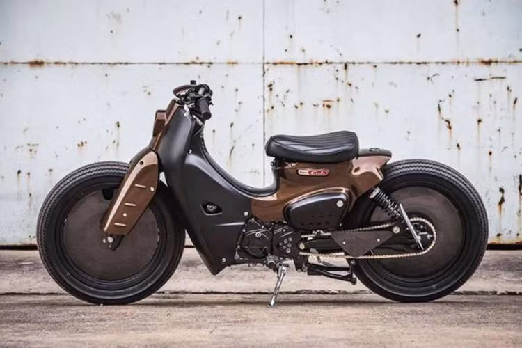 Với hơn 100 triệu chiếc xe được bán ra kể từ trước tới nay, mẫu xe máy Honda Super Cub đã trở nên nổi tiếng trên toàn cầu. Không chỉ là phương tiện đi lại bình thường, đối với nhiều người yêu xe, Cub còn là một nét văn hóa, đồng thời cũng là "phương tiện" để họ thể hiện cá tính với các bản độ độc đáo.