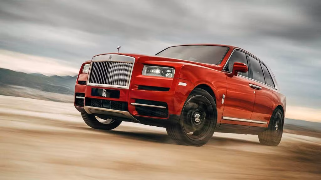 5. Rolls-Royce Cullinan - 325.000 USD: Cullinan là thành viên mới nhất tham gia vào cuộc đua SUV hạng sang. Không gian nội thất sang trọng với 2 tùy chọn chỗ ngồi ở hàng ghế sau. Xe còn được trang bị chỗ ngồi khá đặc biệt ở phần cốp. Sức mạnh của xe đến từ động cơ V12 biturbo quen thuộc, dung tích 6.75 lít, công suất 563 mã lực, mô-men xoắn 850 Nm cho Cullinan thoải mái chạy trên mọi loại địa hình.