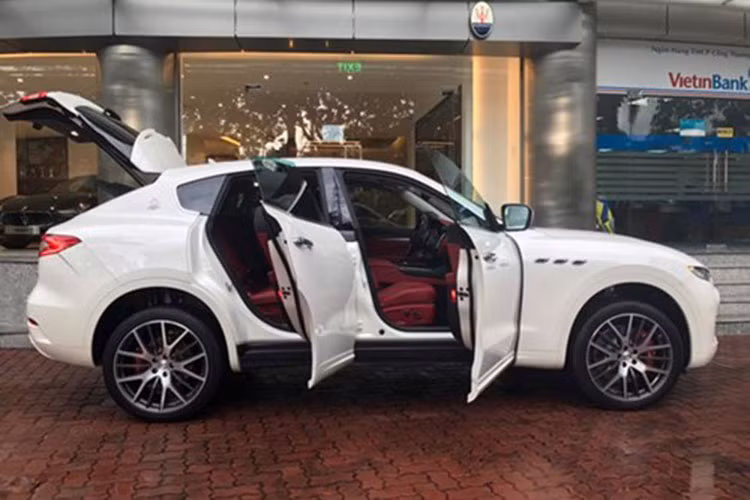 Là một mẫu xe SUV cao cấp, Levante cũng được trang bị sẵn các hệ thống như giữ ga tự động thông minh, cảnh báo va chạm, phanh tự động, cảnh báo chuyển làn, cảnh báo điểm mù, camera 360 độ... Bên cạnh đó là hệ dẫn động 4 bánh Q4 và công nghệ tự động ngắt động cơ khi dừng xe.