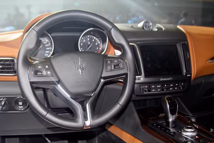 Ở bên trong nội thất của mẫu xe SUV Levante S mới này, các chi tiết được bố trí khá giống dòng sedan Ghibli. Phiên bản mới được đưa về Việt Nam có nội thất bọc da cao cấp màu đỏ cùng các chi tiết ốp trang trí được làm bằng gỗ Ebano cao cấp, được xử lý bề mặt bóng đẹp mắt.