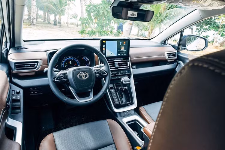 Không gian nội thất của Toyota Innova 2024 sở hữu thiết kế gọn gàng, trẻ trung và hiện đại hơn hẳn thế hệ tiền nhiệm. Vô-lăng của mẫu MPV 7 chỗ có thiết kế mới, tích hợp nhiều phím bấm điều chỉnh chức năng trên xe. Ở phía sau là màn hình đồng hồ lái kích thước 7 inch.