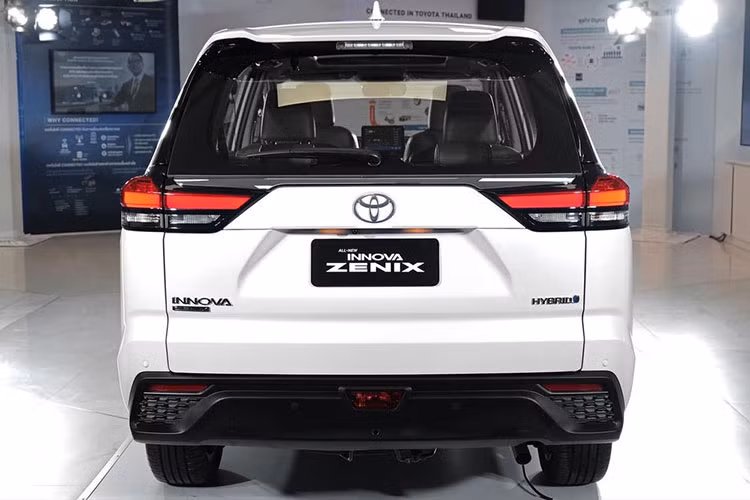 Toyota Innova 2024 tại Việt Nam được nhập khẩu nguyên chiếc từ Indonesia và bán song song với thế hệ cũ. Với tầm tiền khoảng 1 tỷ đồng, khách Việt có nhiều lựa chọn để cân nhắc như CUV hạng C Mazda CX-5 (cao nhất 869 triệu đồng) hay bản tiêu chuẩn của CUV hạng D như Hyundai Santa Fe (giá 1,055 tỷ đồng).
