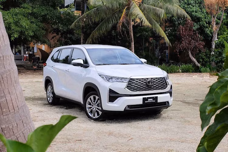 Hiện một số đại lý đã bắt đầu nhận đặt cọc Toyota Innova thế hệ mới. Theo thông tin mới nhất từ tư vấn viên bán hàng, Toyota Innova 2024 đã về Việt Nam và sẽ chính thức ra mắt vào tháng 10 năm nay. Xe hiện đã có mặt tại nhà máy Toyota tại Vĩnh Phúc để hãng đào tạo sản phẩm cho nhân viên đại lý, chuẩn bị cho sự kiện ra mắt.