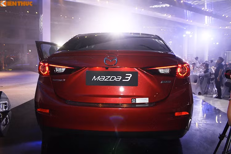 Trên phiên bản này ngoại hình của xe được nâng cấp một số chi tiết giúp nó to, lớn hơn so với người tiền nhiệm. Ở phần đầu xe, cụm lưới tản nhiệt dạng nan thiết kế bậc thang được mở rộng đến phần mép của nắp capô khiến đầu xe liền mạch hơn. Các đường viền trang trí đều mạ crôm, đèn sương mù thiết kế nhỏ hơn.