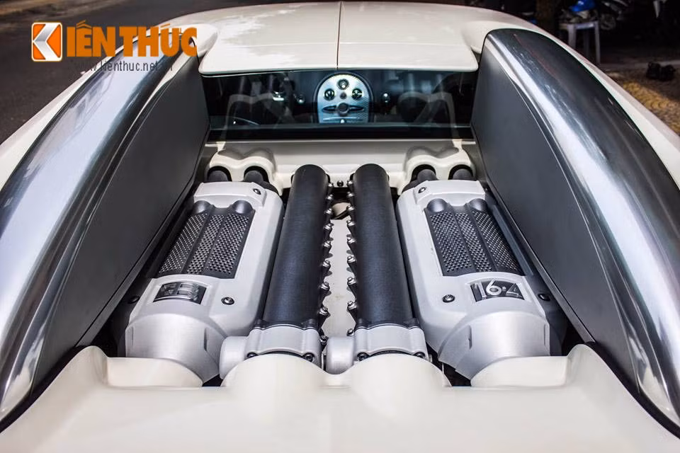 Bugatti Veyron được trang bị khối động cơ W16, cho công suất 1.001 mã lực, mô-men xoắn 1.250 Nm, với khả năng tăng tốc 0-100 km/h trong 2,5 giây. Bộ bơm nhiên liệu của siêu xe Pháp hoạt động nhanh gấp 8 lần so với các mẫu xe khác. Ở tốc độ 402 km/h, siêu xe này sẽ đốt hết bình nhiên liệu 98 lít trong 12 phút.