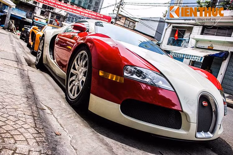 Được nhập về Việt Nam từ năm 2012, "ông hoàng tốc độ" Bugatti Veyron hiện vẫn chỉ có một chiếc duy nhất. Siêu xe này thuộc sở hữu của doanh nhân Phạm Trần Nhật Minh hay còn được gọi với cái tên "Minh nhựa", một người chơi xe nổi tiếng tại TP HCM.