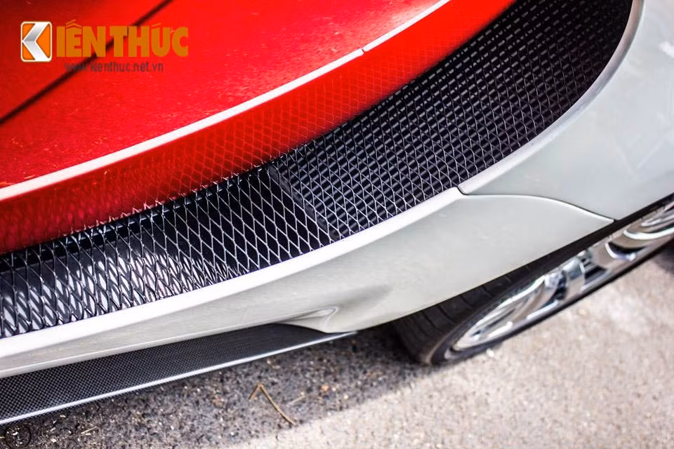 Theo như Bugatti cho biết, thời gian sản xuất một chiếc Veyron mất khoảng 400 giờ, riêng bộ lưới tản nhiệt cũng mất đến 15 giờ gia công.