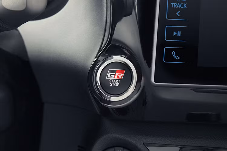 Mẫu xe bán tải Toyota Hilux GR Sport mới này còn có một bảng đồng hồ tín hiệu mới, một nút ấn khởi động có gắn chữ GR và các tấm ốp trang trí màu đen bóng. Kết lại những thay đổi là nhãn số cá nhân trên cụm điều khiển trung tâm và thảm trải sàn đặc biệt với logo GR.
