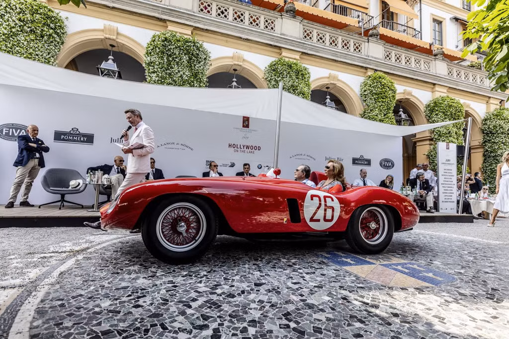 Khách tham quan lái thử chiếc siêu xe cổ Ferrari 750 Monza đời 1955. Vào đầu những năm 60, chủ sở đã phải đổi chiếc sedan Jaguar để lấy chiếc xe đua này. Sau đó, người chủ lắp thêm động cơ Chevrolet V-8 và phần mũi xe bị phá hủy sau va chạm. Mẫu xe này được phục dựng mới tinh như vừa xuất xưởng.
