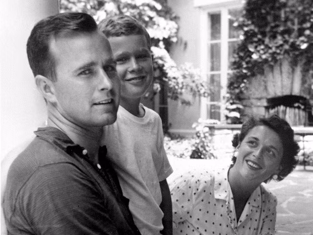 Cựu Tổng thống George W. Bush (giữa) ngồi cạnh bố mẹ - cựu Tổng thống George H. W. Bush và phu nhân Barbara Bush ở New York năm 1955. (Ảnh: Thư viện Bush)